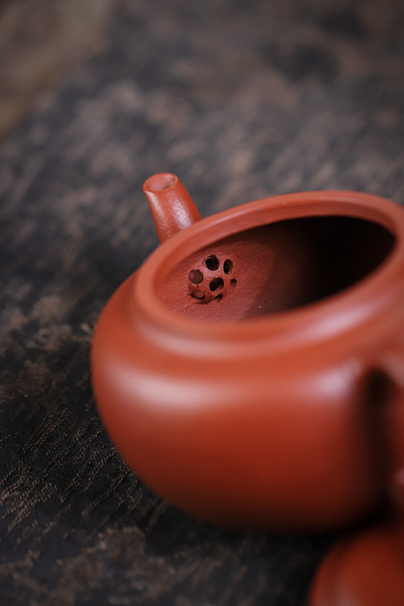 [Chingshui Tang 青水堂] Yixing Red Zisha Clay Teapot – 140ml Handmade Thin-Walled Lotus Seed Style Teapot, Original Ore Zhuni Clay, Small Gongfu Teapot with Built-in Filter