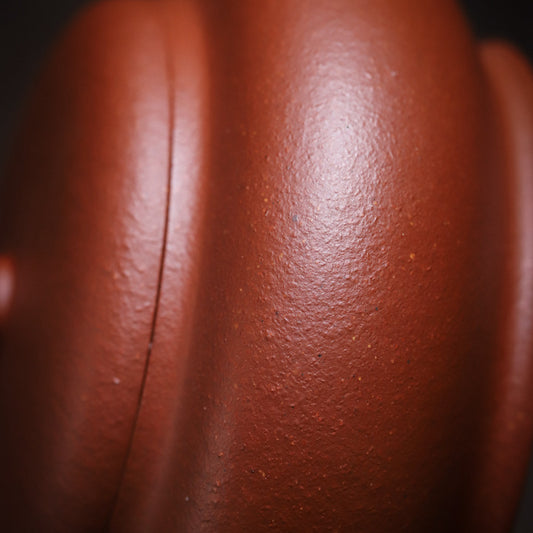 [Chingshui Tang 青水堂] Handmade Yixing Zisha Sandy Purple Clay Teapot 150ml – Original Ore Jiangpo Clay Flat Lamp Teapot with Thin-Walled Design and Built-In Filter for Gongfu Tea