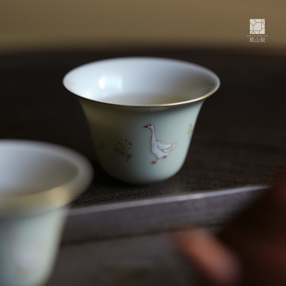 [賦山敘 x Gohobi] Ensemble de tasses à thé Celadon « Oie joueuse » – 3 tasses à thé Gongfu en céramique peintes à la main pour un usage domestique