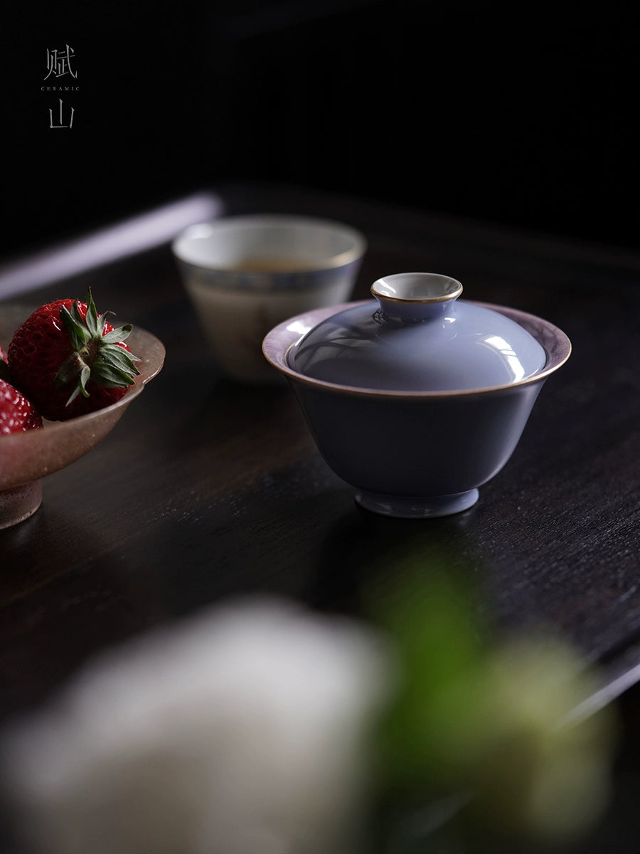 [賦山敘 x Gohobi] “Cloud Mountain & Peach” Gaiwan – Hand-Painted Pastel Ceramic Tea Bowl with Double-Wall Heat-Resistant Design