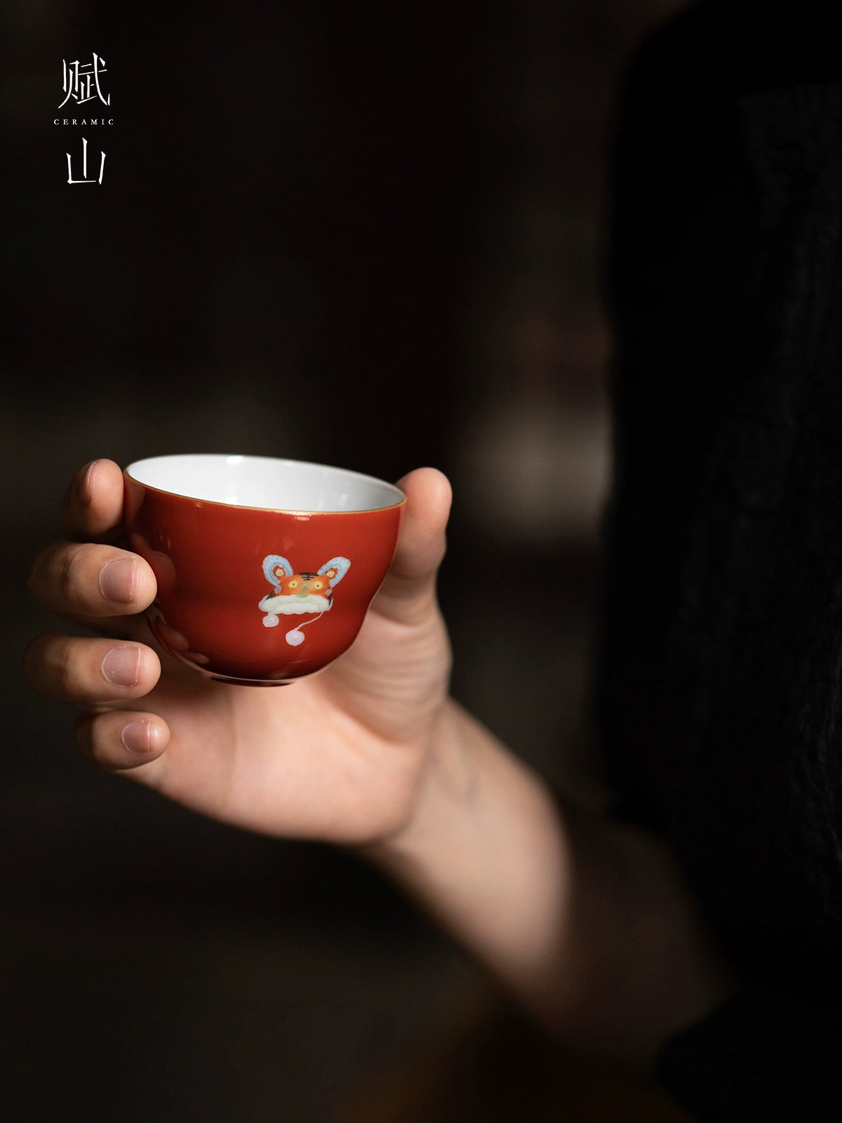 [賦山敘 x Gohobi] “Crimson Childhood” Gaiwan – Handcrafted Jingdezhen Ceramic Tea Bowl with Heat-Resistant Design