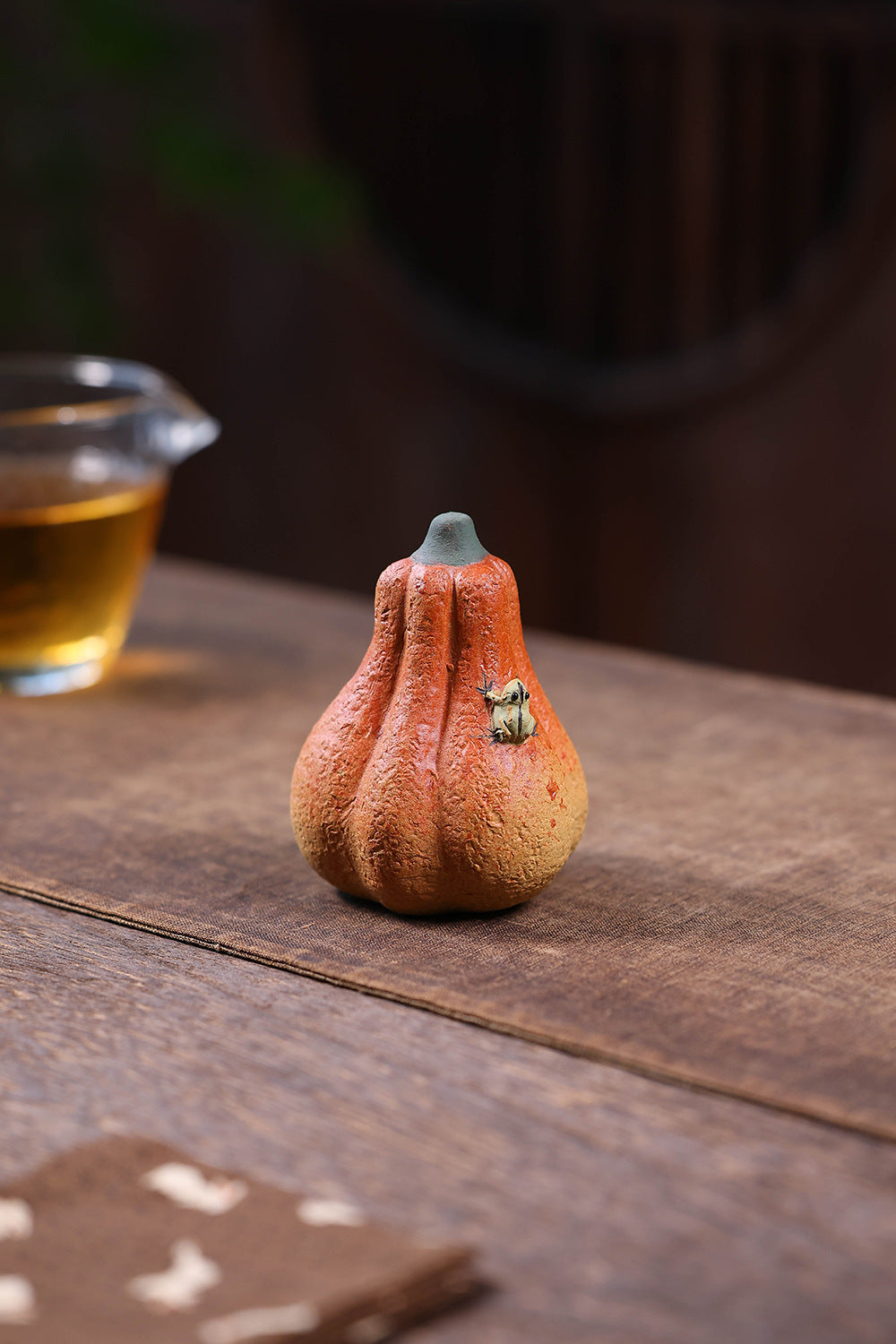 Gohobi Yixing Purple Clay Gourd Frog Tea Pet – Handmade Water-Spraying Ornament