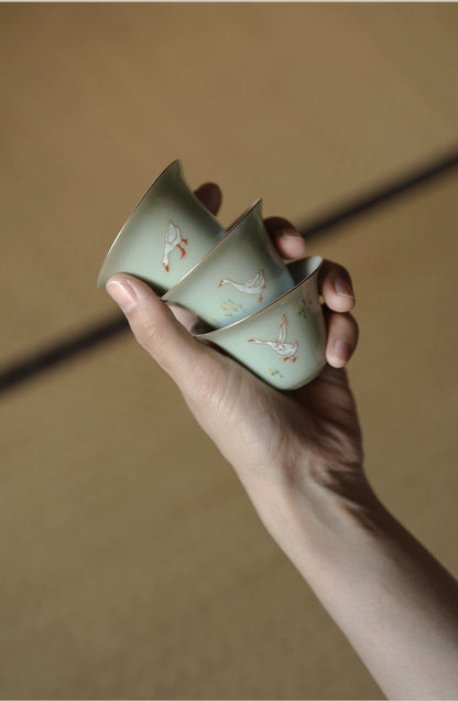 [賦山敘 x Gohobi] Ensemble de tasses à thé Celadon « Oie joueuse » – 3 tasses à thé Gongfu en céramique peintes à la main pour un usage domestique