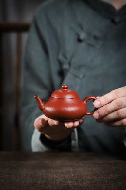 [Chingshui Tang 青水堂] Handmade Yixing Red Zisha Clay Teapot – 120ml Original Ore Zhuni Pear-Shaped Teapot, Handmade Gongfu Tea Teaware for Home Brewing