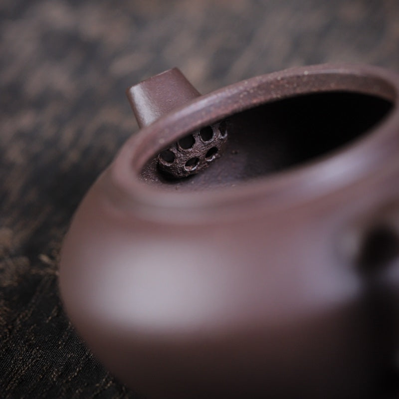 [Chingshui Tang 青水堂] Handmade Yixing Purple Zisha Clay Teapot – 120ml Original Ore Tianqing Clay Ruihu (Auspicious Tiger) Style Gongfu Teapot with Built-in Filter