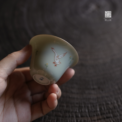 [賦山敘 x Gohobi] Ensemble de tasses à thé Celadon « Oie joueuse » – 3 tasses à thé Gongfu en céramique peintes à la main pour un usage domestique