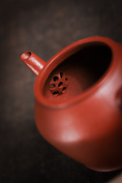 [Chingshui Tang 青水堂] Handemade Yixing Red Zisha Clay Teapot – 100ml Original Ore Zhuni, Traditional Weng-Style, Thin Body, Built-in Filter, Handmade Gongfu Teapot