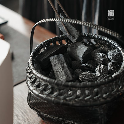 [賦山敘 x Gohobi] Handwoven Double-Layer Bamboo Charcoal Basket – Japanese-Style Aged Finish with Lacquered Ash Holder for Teaware Rituals