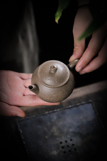 [Chingshui Tang 青水堂] Handmade Yixing Zisha Sandy Purple Clay Teapot – 130ml Handmade Original Ore Qing Jiangpo Clay Bala Shui Ping Teapot, Small Gongfu Purple Clay Teaware with Built-in Filter