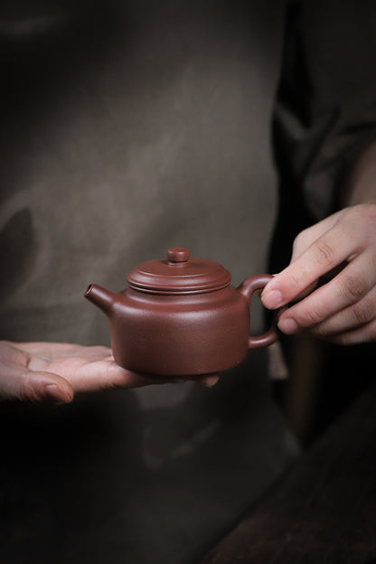 [Chingshui Tang 青水堂] Handmade Yixing Purple Zisha Clay Dezhong Teapot 150ml – Original Ore Teapot with Built-In Filter for Gongfu Tea and Home Brewing