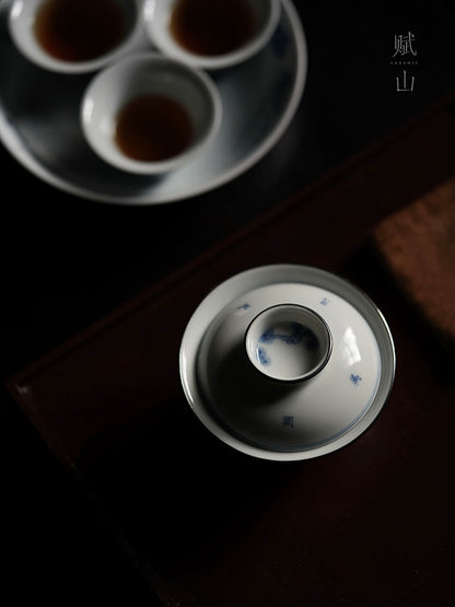 [賦山敘 x Gohobi] “To the Distant Green Hills” Pine & Calligraphy Gaiwan – Hand-Painted Blue and White Ceramic Tea Bowl with Silver Rim & Heat-Resistant Design