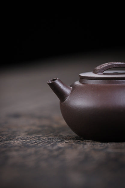 [Chingshui Tang 青水堂] Handmade Yixing Purple Zisha Clay Teapot – 120ml Original Ore Tianqing Clay Ruihu (Auspicious Tiger) Style Gongfu Teapot with Built-in Filter