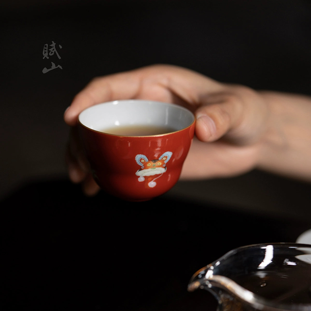 [賦山敘 x Gohobi] “Crimson Childhood” Gaiwan – Handcrafted Jingdezhen Ceramic Tea Bowl with Heat-Resistant Design