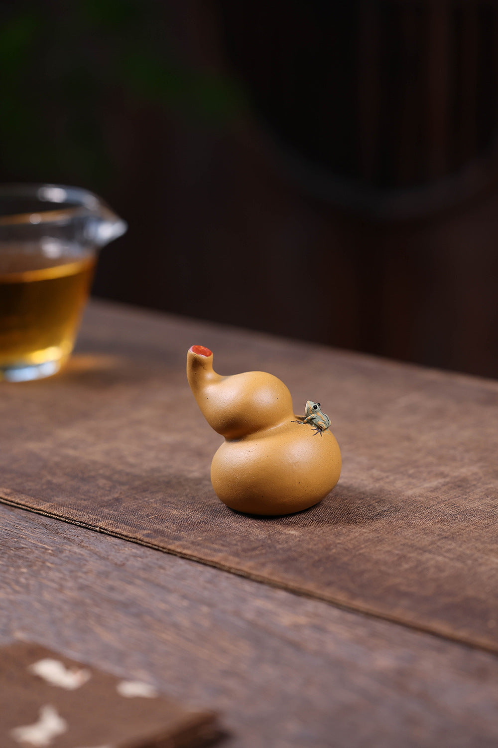 Gohobi Yixing Purple Clay Gourd Frog Tea Pet – Handmade Water-Spraying Ornament