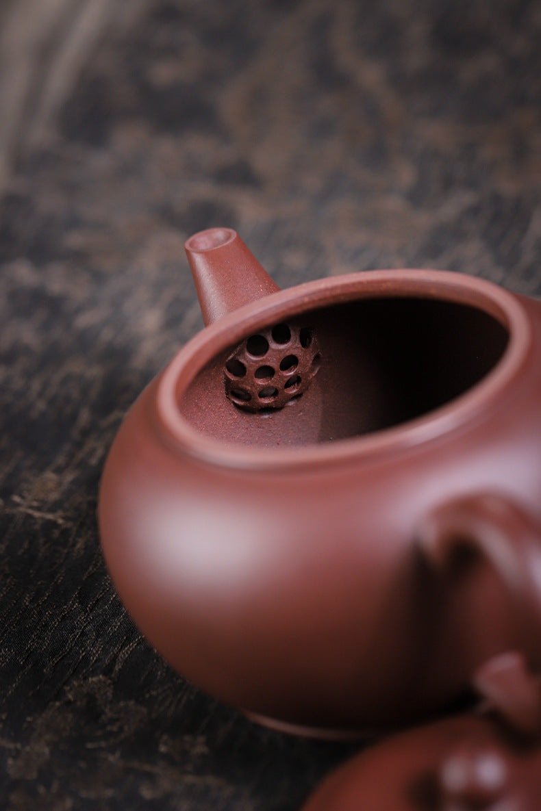 [Chingshui Tang 青水堂] Handmade Yixing Original Ore Purple Zisha Clay Teapot – 260ml Large Shui Ping Teapot with Built-in Filter for Home Brewing