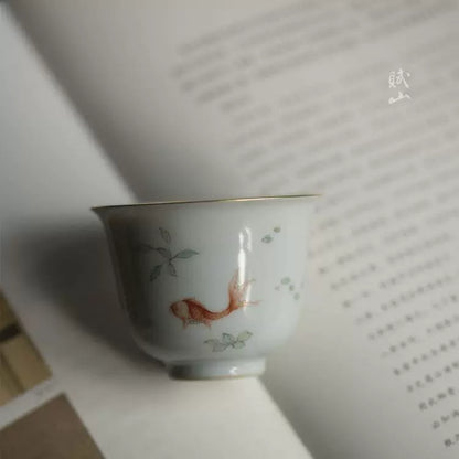 [賦山敘 x Gohobi] Antique-Style Fish & Algae Bell-Shaped Master Cup – Hand-Painted Ceramic Gongfu Teacup with Gold Detailing