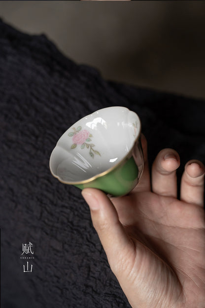 [賦山敘 x Gohobi] “Emerald Blossom” Petal-Shaped Master Cup – Hand-Painted Ceramic Gongfu Tasting Cup with Gold Detailing