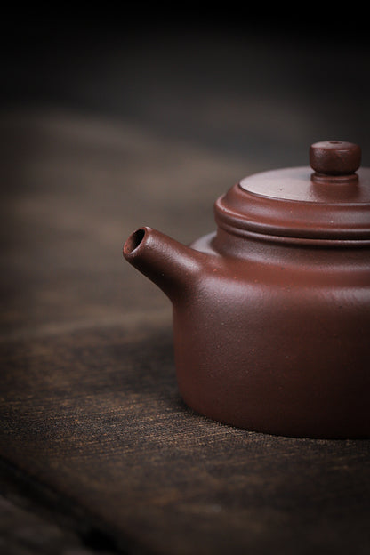 [Chingshui Tang 青水堂] Handmade Yixing Purple Zisha Clay Dezhong Teapot 150ml – Original Ore Teapot with Built-In Filter for Gongfu Tea and Home Brewing