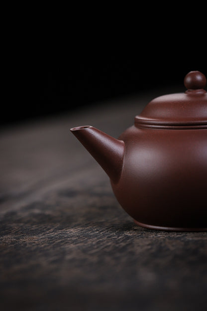 [Chingshui Tang 青水堂] Handmade Yixing Original Ore Purple Zisha Clay Teapot – 260ml Large Shui Ping Teapot with Built-in Filter for Home Brewing