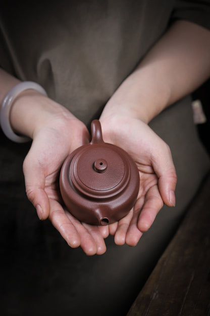 [Chingshui Tang 青水堂] Handmade Yixing Purple Zisha Clay Dezhong Teapot 150ml – Original Ore Teapot with Built-In Filter for Gongfu Tea and Home Brewing