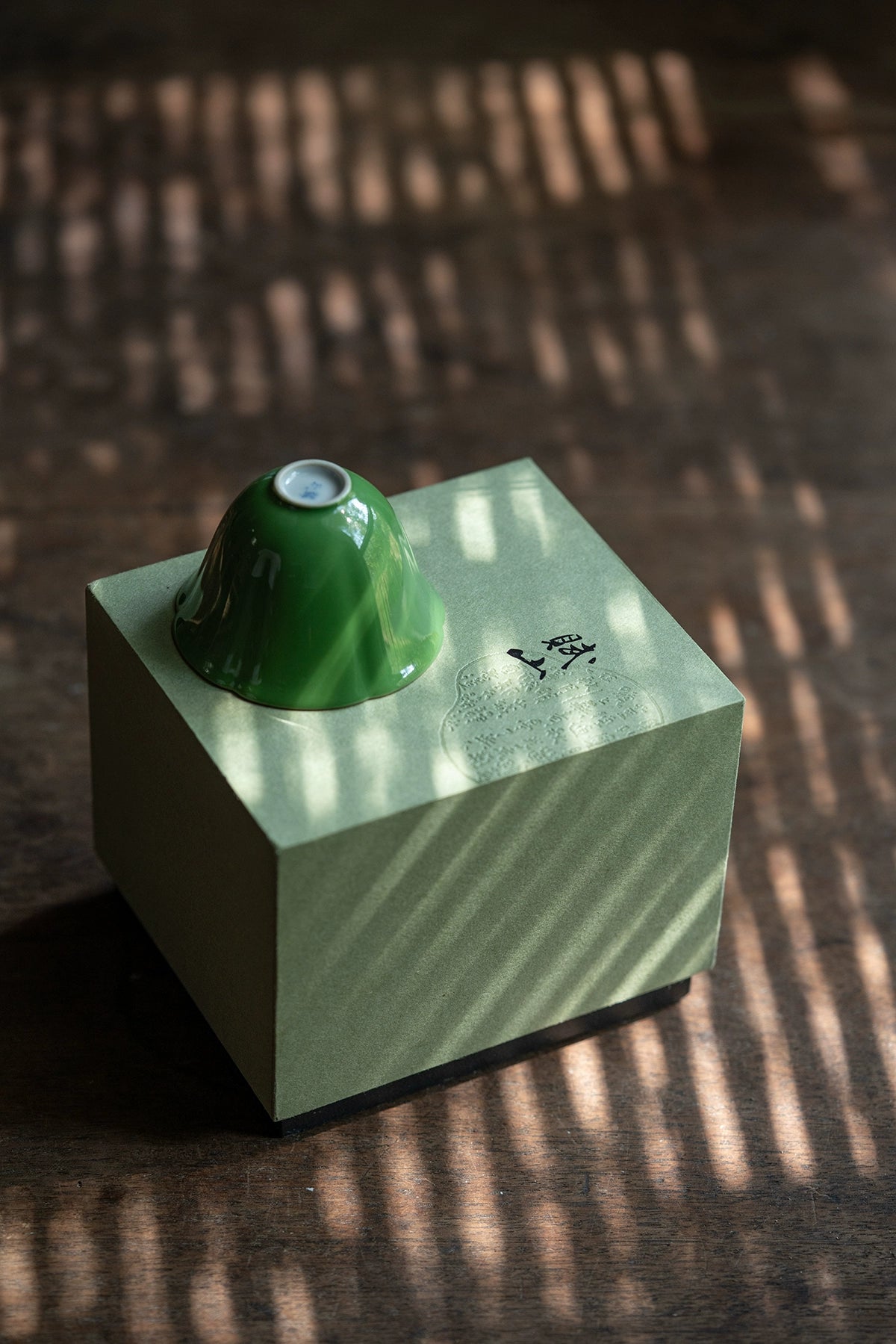 [賦山敘 x Gohobi] Antique-Style Fish & Algae Bell-Shaped Master Cup – Hand-Painted Ceramic Gongfu Teacup with Gold Detailing