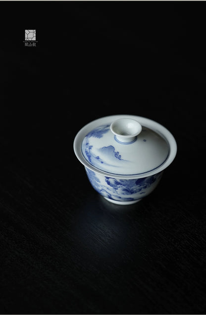 [賦山敘 x Gohobi] “Weiwan Studio” Kangxi-Style Blue and White Gaiwan – Hand-Painted Jingdezhen Porcelain Teaware with Landscape Design