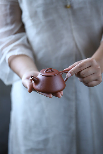[Chingshui Tang 青水堂] Handmade Yixing Zisha Sandy Purple Clay Teapot – 120ml Handmade Original Ore Jiangpo Clay Shih Piao Style Thin-Walled Teapot, Ideal for Gongfu Tea and Gift Set, Suitable for Da Hong Pao