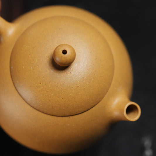 [Chingshui Tang 青水堂] Handmade Yixing Yellow Zisha Clay Teapot 160ml – Original Ore Huangjin Duan Clay Xishi Teapot with Built-In Ball Filter for Gongfu Tea