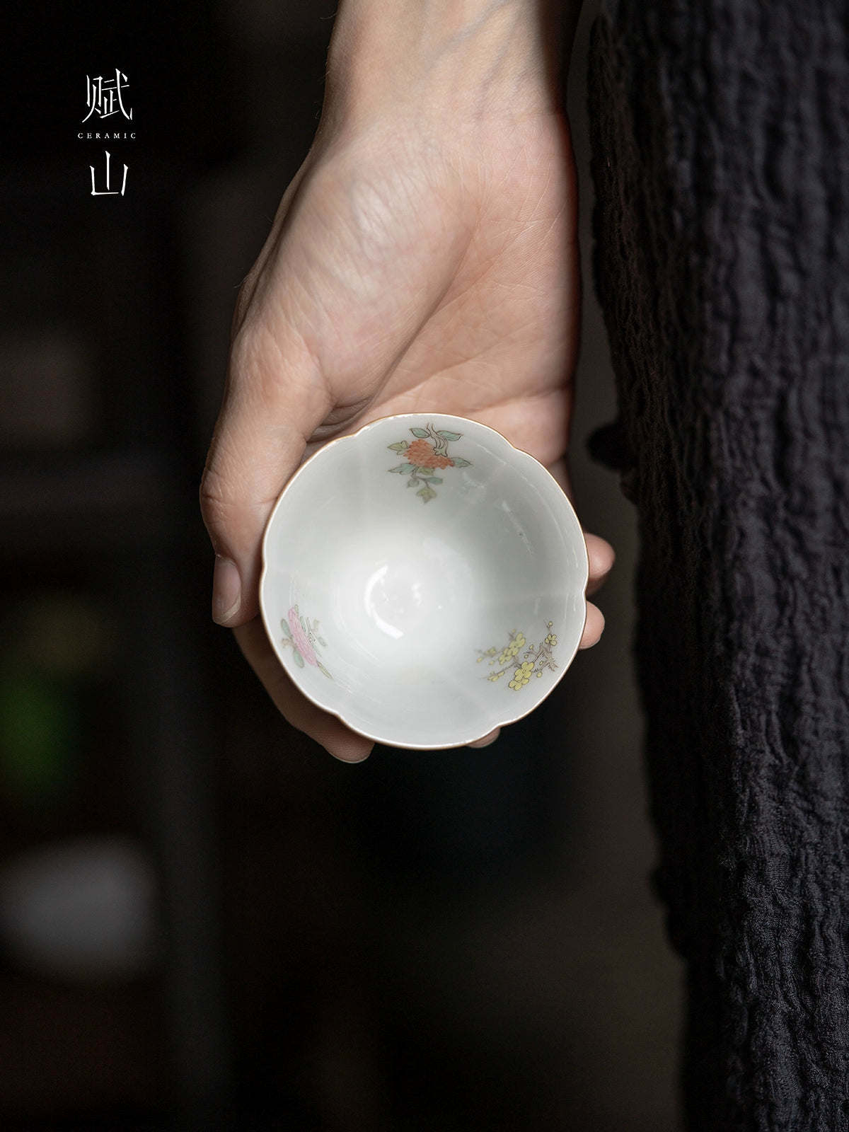 [賦山敘 x Gohobi] “Emerald Blossom” Petal-Shaped Master Cup – Hand-Painted Ceramic Gongfu Tasting Cup with Gold Detailing