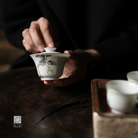 [賦山敘 x Gohobi] Hand-Painted Pine & Deer Gaiwan – Antique Style Ceramic Gongfu Tea Bowl for Rock Tea Brewing