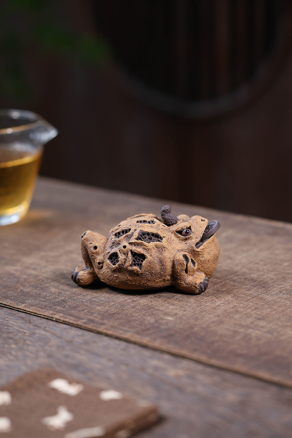 Gohobi Yixing Purple Clay Three-Legged Golden Toad Tea Pet – Handmade Lucky Ornament