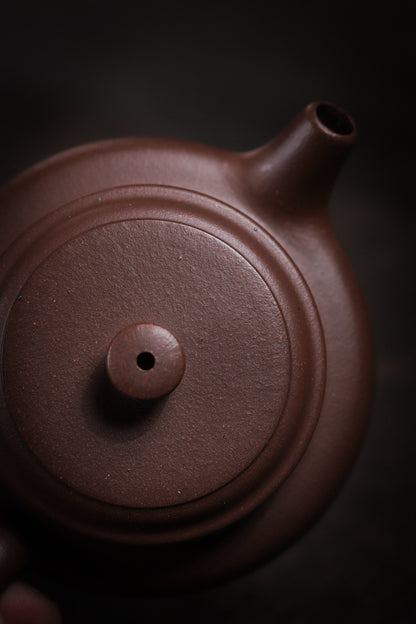 [Chingshui Tang 青水堂] Handmade Yixing Purple Zisha Clay Dezhong Teapot 150ml – Original Ore Teapot with Built-In Filter for Gongfu Tea and Home Brewing