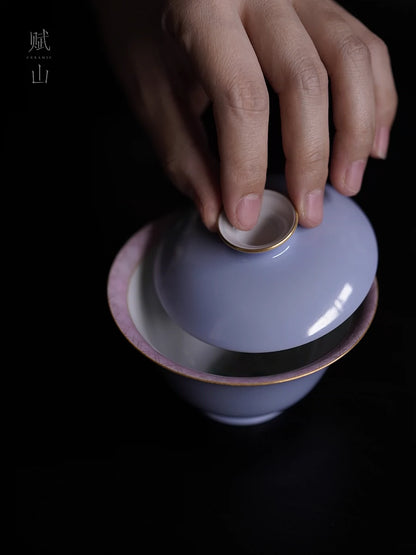 [賦山敘 x Gohobi] “Cloud Mountain & Peach” Gaiwan – Hand-Painted Pastel Ceramic Tea Bowl with Double-Wall Heat-Resistant Design