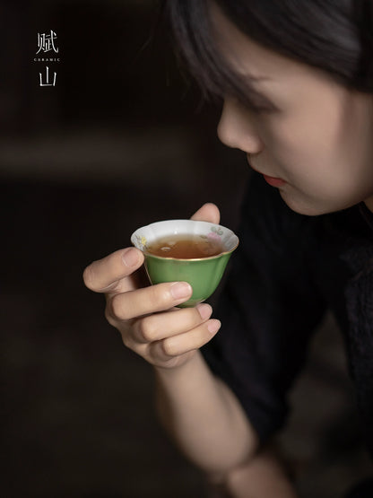 [賦山敘 x Gohobi] “Emerald Blossom” Petal-Shaped Master Cup – Hand-Painted Ceramic Gongfu Tasting Cup with Gold Detailing