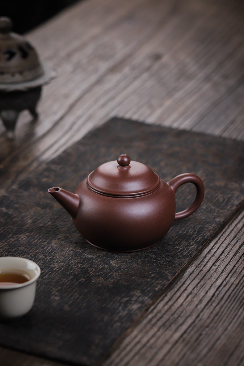 [Chingshui Tang 青水堂] Handmade Yixing Original Ore Purple Zisha Clay Teapot – 260ml Large Shui Ping Teapot with Built-in Filter for Home Brewing