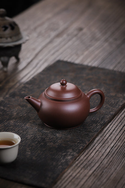 [Chingshui Tang 青水堂] Handmade Yixing Original Ore Purple Zisha Clay Teapot – 260ml Large Shui Ping Teapot with Built-in Filter for Home Brewing