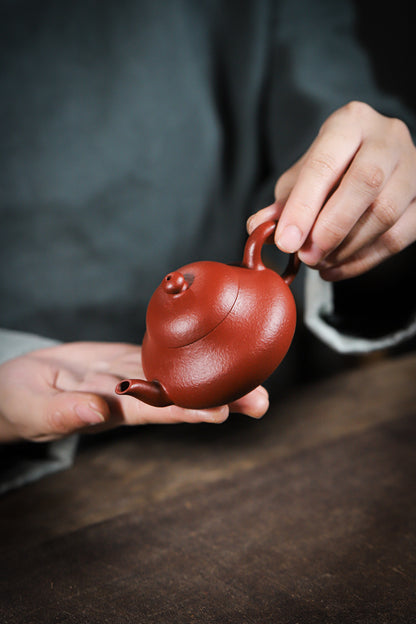 [Chingshui Tang 青水堂] Handmade Yixing Red Zisha Clay Teapot – 120ml Original Ore Zhuni Pear-Shaped Teapot, Handmade Gongfu Tea Teaware for Home Brewing
