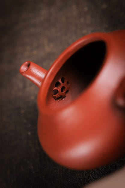 [Chingshui Tang 青水堂] Handmade Yixing Red Zisha Clay Teapot – 120ml Original Ore Zhuni Pear-Shaped Teapot, Handmade Gongfu Tea Teaware for Home Brewing