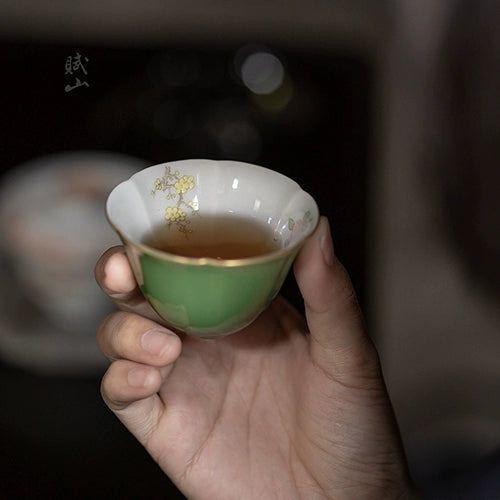 [賦山敘 x Gohobi] “Emerald Blossom” Petal-Shaped Master Cup – Hand-Painted Ceramic Gongfu Tasting Cup with Gold Detailing