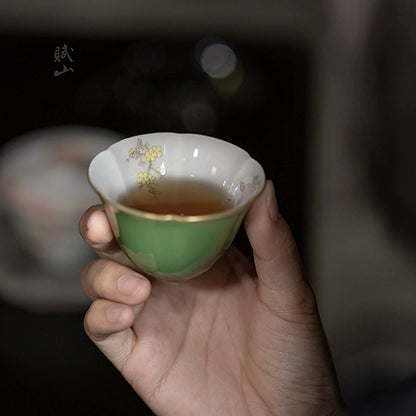 [賦山敘 x Gohobi] “Emerald Blossom” Petal-Shaped Master Cup – Hand-Painted Ceramic Gongfu Tasting Cup with Gold Detailing