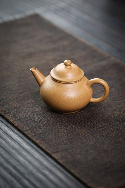 [Chingshui Tang 青水堂] Handmade Yixing Yellow Zisha Clay Teapot 120ml – Original Ore Huangjin Duan Clay Bala Shui Ping Teapot for Gongfu Tea Brewing