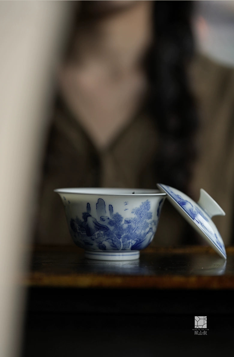 [賦山敘 x Gohobi] “Weiwan Studio” Kangxi-Style Blue and White Gaiwan – Hand-Painted Jingdezhen Porcelain Teaware with Landscape Design