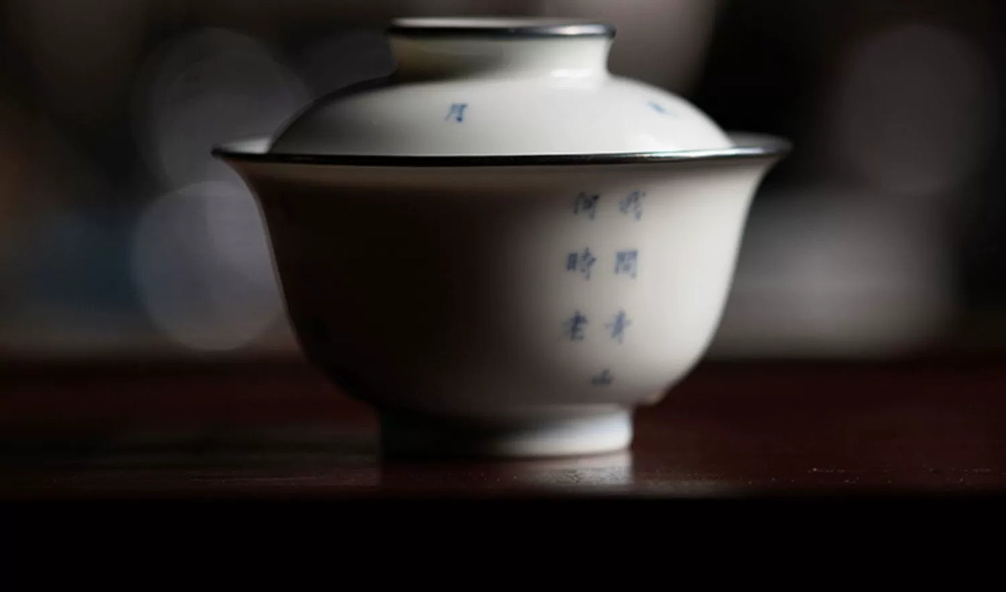 [賦山敘 x Gohobi] “To the Distant Green Hills” Pine & Calligraphy Gaiwan – Hand-Painted Blue and White Ceramic Tea Bowl with Silver Rim & Heat-Resistant Design