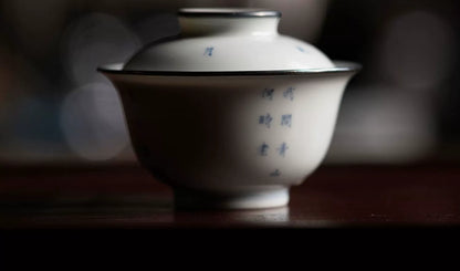 [賦山敘 x Gohobi] “To the Distant Green Hills” Pine & Calligraphy Gaiwan – Hand-Painted Blue and White Ceramic Tea Bowl with Silver Rim & Heat-Resistant Design