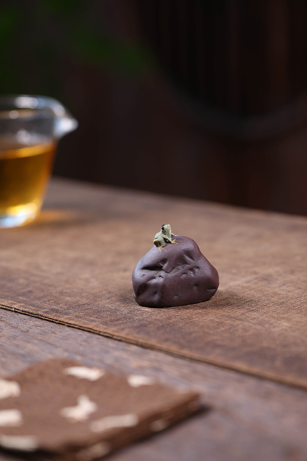 Gohobi Yixing Purple Clay Lotus Frog Tea Pet – Handmade Water-Spraying Lucky Ornament