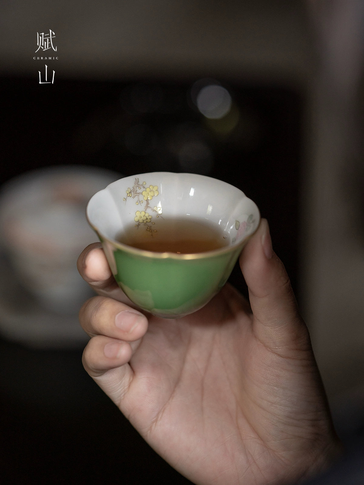 [賦山敘 x Gohobi] “Emerald Blossom” Petal-Shaped Master Cup – Hand-Painted Ceramic Gongfu Tasting Cup with Gold Detailing
