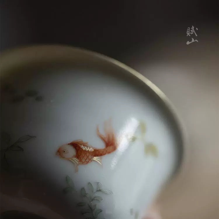 [賦山敘 x Gohobi] Antique-Style Fish & Algae Bell-Shaped Master Cup – Hand-Painted Ceramic Gongfu Teacup with Gold Detailing