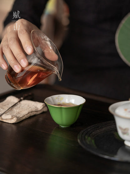 [賦山敘 x Gohobi] “Emerald Blossom” Petal-Shaped Master Cup – Hand-Painted Ceramic Gongfu Tasting Cup with Gold Detailing