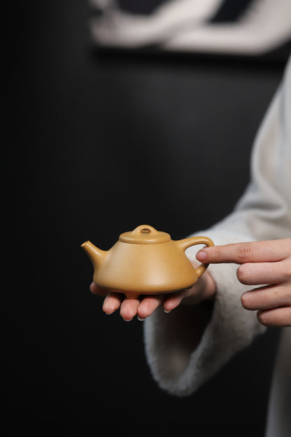 [Chingshui Tang 青水堂] Handmade Yixing Yellow Zisha Clay Teapot – 140ml Original Ore Huangjin Duan (Golden Duan) Clay Shih Piao Teapot, Thin-Walled Gongfu Purple Clay Teaware