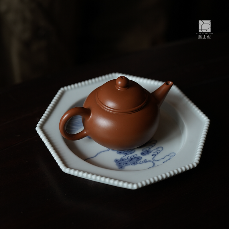 [賦山敘 x Gohobi] “High Mountain Deer” Blue and White Octagonal Tea Tray – Ceramic Pot Base for Gaiwan & Yixing Teapots